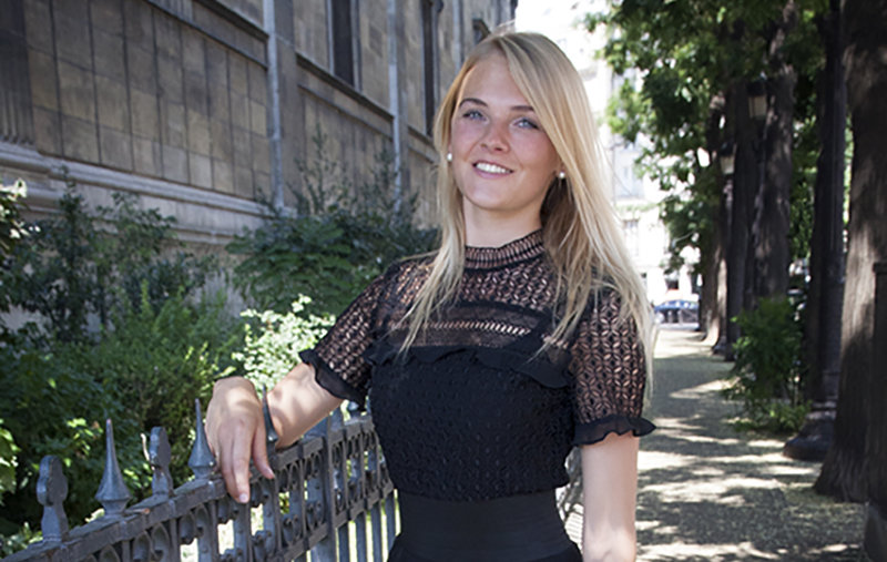 robe-palais-royal - agence hotes et hotesses événementiel